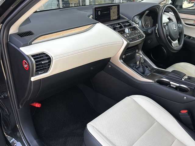 レクサス ＮＸ 300 バージョンL 静岡県 2020(令2)年 3.5万km グラファイトブラックガラスフレーク 純正ナビ/・Bluetooth/・DVD/・フルセグTV/・DVD/・ワンオーナー/・バックカメラ/・プッシュスタート/・ETC/・クルーズコントロール/・パワーバックドア/・純正アルミホイール/・シートヒーター/・ハンドルヒーター/・パワーシート/・サンルーフ/・バックカメラ