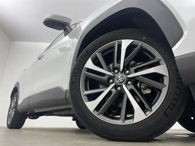 トヨタ カローラ クロス ハイブリッド Z 岡山県 2021(令3)年 2.4万km プラチナホワイトパールマイカ 純正9型ナビ/・FM/AM/Bluetooth/フルセグ/バックカメラ/半革シート/・パワーシート/・シートヒーター/パワーバックドア/トヨタセーフティーセンス/・プリクラッシュセーフティ/・レーントレーシングアシスト/・レーダークルーズコントロール/・オートマチックハイビーム/・コーナーセンサー/ETC/USB入力端子/LEDヘッドライト/純正18インチホイール/純正フロアマット/ルーフレール