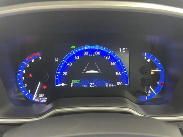 トヨタ カローラ クロス ハイブリッド Z 岡山県 2021(令3)年 2.4万km プラチナホワイトパールマイカ 純正9型ナビ/・FM/AM/Bluetooth/フルセグ/バックカメラ/半革シート/・パワーシート/・シートヒーター/パワーバックドア/トヨタセーフティーセンス/・プリクラッシュセーフティ/・レーントレーシングアシスト/・レーダークルーズコントロール/・オートマチックハイビーム/・コーナーセンサー/ETC/USB入力端子/LEDヘッドライト/純正18インチホイール/純正フロアマット/ルーフレール