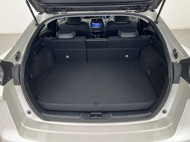 トヨタ プリウス ＰＨＶ S GRスポーツ 宮城県 2019(平31)年 7.5万km ホワイトパールクリスタルシャイン Toyota Safety Sense /・プリクラッシュセーフティ/・レーンディパーチャーアラート/・オートマチックハイビーム/・レーダークルーズコントロール/純正9インチナビ/・BT.CD.DVD.SD.USB.HDMI/・フルセグTV/バックカメラ/ハーフレザーシート/・前席シートヒーター/ビルトインETC2.0/ドライブレコーダー（FR）/LEDヘッドライト/LEDフォグライト/プッシュスタート/スマートキー×2/ステアリングスイッチ/純正フロアマット/純正15インチAW/ガナドール製マフラー/トノカバー/ウーハー/ツイーター