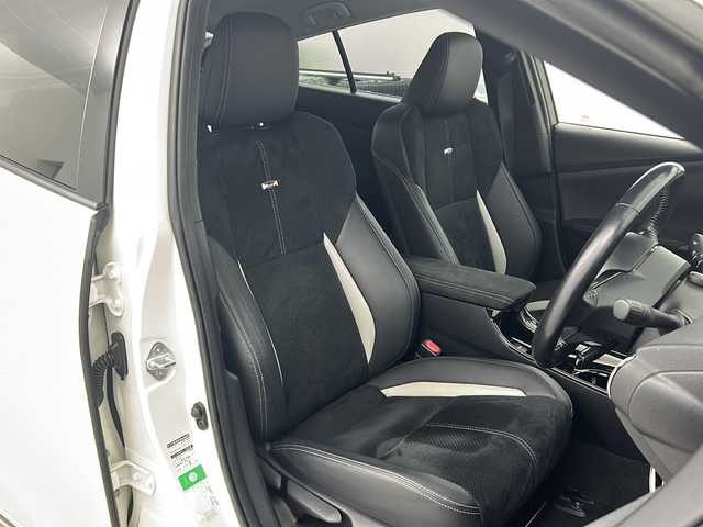 トヨタ プリウス ＰＨＶ S GRスポーツ 宮城県 2019(平31)年 7.5万km ホワイトパールクリスタルシャイン Toyota Safety Sense /・プリクラッシュセーフティ/・レーンディパーチャーアラート/・オートマチックハイビーム/・レーダークルーズコントロール/純正9インチナビ/・BT.CD.DVD.SD.USB.HDMI/・フルセグTV/バックカメラ/ハーフレザーシート/・前席シートヒーター/ビルトインETC2.0/ドライブレコーダー（FR）/LEDヘッドライト/LEDフォグライト/プッシュスタート/スマートキー×2/ステアリングスイッチ/純正フロアマット/純正15インチAW/ガナドール製マフラー/トノカバー/ウーハー/ツイーター