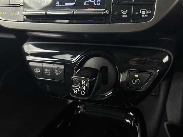 トヨタ プリウス ＰＨＶ S GRスポーツ 宮城県 2019(平31)年 7.5万km ホワイトパールクリスタルシャイン Toyota Safety Sense /・プリクラッシュセーフティ/・レーンディパーチャーアラート/・オートマチックハイビーム/・レーダークルーズコントロール/純正9インチナビ/・BT.CD.DVD.SD.USB.HDMI/・フルセグTV/バックカメラ/ハーフレザーシート/・前席シートヒーター/ビルトインETC2.0/ドライブレコーダー（FR）/LEDヘッドライト/LEDフォグライト/プッシュスタート/スマートキー×2/ステアリングスイッチ/純正フロアマット/純正15インチAW/ガナドール製マフラー/トノカバー/ウーハー/ツイーター