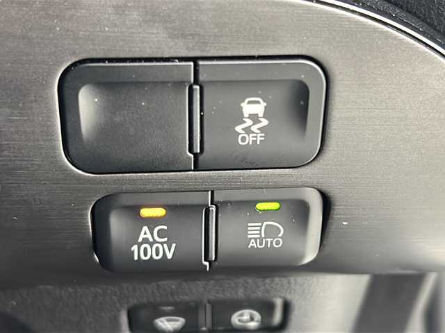 トヨタ プリウス ＰＨＶ S GRスポーツ 宮城県 2019(平31)年 7.5万km ホワイトパールクリスタルシャイン Toyota Safety Sense /・プリクラッシュセーフティ/・レーンディパーチャーアラート/・オートマチックハイビーム/・レーダークルーズコントロール/純正9インチナビ/・BT.CD.DVD.SD.USB.HDMI/・フルセグTV/バックカメラ/ハーフレザーシート/・前席シートヒーター/ビルトインETC2.0/ドライブレコーダー（FR）/LEDヘッドライト/LEDフォグライト/プッシュスタート/スマートキー×2/ステアリングスイッチ/純正フロアマット/純正15インチAW/ガナドール製マフラー/トノカバー/ウーハー/ツイーター
