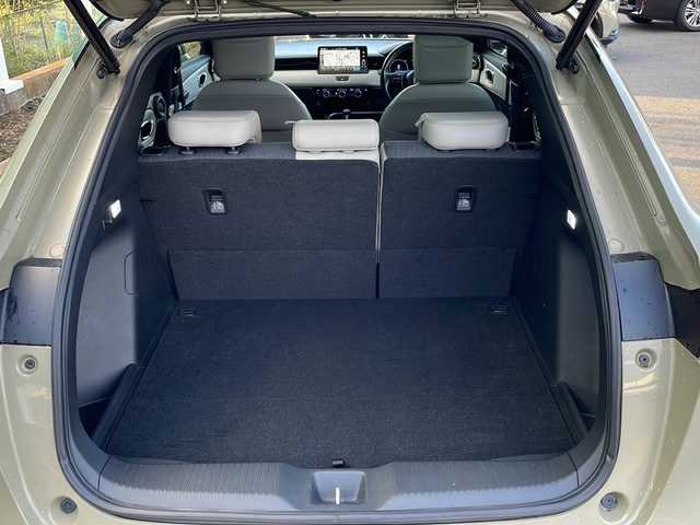 ホンダ ヴェゼル ハイブリッド e:HEV PLaY 茨城県 2021(令3)年 4.2万km サンドカーキパール パノラマルーフ/純正９インチナビ/バックカメラ/ＥＴＣ2.0/シートヒーター/ハーフレザーシート/スマートキー/プッシュスタート/ホンダセンシング/衝突被害軽減ブレーキ/レーンキープアシスト/クルーズコントロール/ブラインドスポットモニター/オートライト/オートマチックハイビーム/ステアリングヒーター/ワイアレス充電