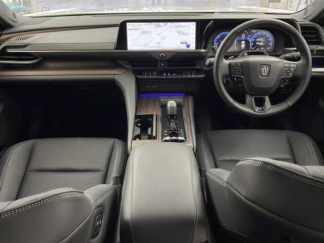 トヨタ クラウン Z 兵庫県 2024(令6)年 2.5万km プレシャスホワイトパール ・ワンオーナー車/・トヨタセーフティーセンス/・プリクラッシュセーフティ/・緊急時操舵支援＋フロントクロストラフィックアラート＋レーンチェンジアシスト/・レーントレーシングアシスト＋レーンディバチャーアラート/・レーダークルーズコントロール/・アダプティブハイビームシステム/・ロードサインアシスト/・ドライバー異常時対応システム/・プロアクティブドライビングアシスト/・発進遅れ告知機能/・BSM/・安心降車アシスト/・後方車両接近告知/・パーキングサポートブレーキ（前後方静止物）/・パーキングサポートブレーキ（後方接近車両）/・純正12.3インチナビ＆フルセグ＆BT＆USB/・パノラマミックビューモニター/・黒革シート/・前席パワーシート/・デジタルインナーミラー/・ワイパーデアイサー/・置くだけ充電/・ヘッドアップディスプレイ/・LEDヘッドライト/・ハンズフリーパワートランクリッド/・寒冷地仕様車/・前後ドライブレコーダー/・AC100V1500W電源/・全席シートヒーター/・全席シートベンチレーション/・後左右リフレッシュシート/・ビルトインETC2.0/・純正19インチアルミホイール/・スマートキー