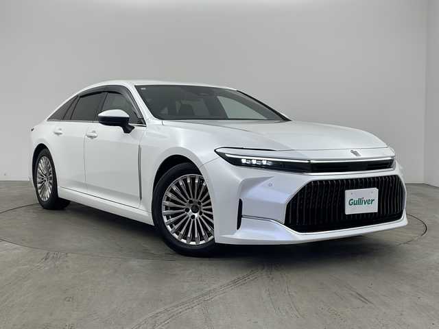 トヨタ クラウン Z 兵庫県 2024(令6)年 2.5万km プレシャスホワイトパール ・ワンオーナー車/・トヨタセーフティーセンス/・プリクラッシュセーフティ/・緊急時操舵支援＋フロントクロストラフィックアラート＋レーンチェンジアシスト/・レーントレーシングアシスト＋レーンディバチャーアラート/・レーダークルーズコントロール/・アダプティブハイビームシステム/・ロードサインアシスト/・ドライバー異常時対応システム/・プロアクティブドライビングアシスト/・発進遅れ告知機能/・BSM/・安心降車アシスト/・後方車両接近告知/・パーキングサポートブレーキ（前後方静止物）/・パーキングサポートブレーキ（後方接近車両）/・純正12.3インチナビ＆フルセグ＆BT＆USB/・パノラマミックビューモニター/・黒革シート/・前席パワーシート/・デジタルインナーミラー/・ワイパーデアイサー/・置くだけ充電/・ヘッドアップディスプレイ/・LEDヘッドライト/・ハンズフリーパワートランクリッド/・寒冷地仕様車/・前後ドライブレコーダー/・AC100V1500W電源/・全席シートヒーター/・全席シートベンチレーション/・後左右リフレッシュシート/・ビルトインETC2.0/・純正19インチアルミホイール/・スマートキー