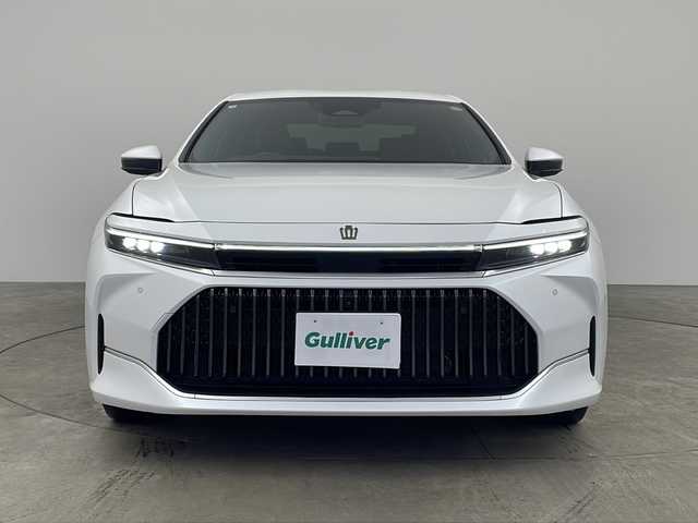 トヨタ クラウン Z 兵庫県 2024(令6)年 2.5万km プレシャスホワイトパール ・ワンオーナー車/・トヨタセーフティーセンス/・プリクラッシュセーフティ/・緊急時操舵支援＋フロントクロストラフィックアラート＋レーンチェンジアシスト/・レーントレーシングアシスト＋レーンディバチャーアラート/・レーダークルーズコントロール/・アダプティブハイビームシステム/・ロードサインアシスト/・ドライバー異常時対応システム/・プロアクティブドライビングアシスト/・発進遅れ告知機能/・BSM/・安心降車アシスト/・後方車両接近告知/・パーキングサポートブレーキ（前後方静止物）/・パーキングサポートブレーキ（後方接近車両）/・純正12.3インチナビ＆フルセグ＆BT＆USB/・パノラマミックビューモニター/・黒革シート/・前席パワーシート/・デジタルインナーミラー/・ワイパーデアイサー/・置くだけ充電/・ヘッドアップディスプレイ/・LEDヘッドライト/・ハンズフリーパワートランクリッド/・寒冷地仕様車/・前後ドライブレコーダー/・AC100V1500W電源/・全席シートヒーター/・全席シートベンチレーション/・後左右リフレッシュシート/・ビルトインETC2.0/・純正19インチアルミホイール/・スマートキー