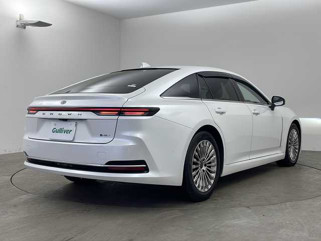 トヨタ クラウン Z 兵庫県 2024(令6)年 2.5万km プレシャスホワイトパール ・ワンオーナー車/・トヨタセーフティーセンス/・プリクラッシュセーフティ/・緊急時操舵支援＋フロントクロストラフィックアラート＋レーンチェンジアシスト/・レーントレーシングアシスト＋レーンディバチャーアラート/・レーダークルーズコントロール/・アダプティブハイビームシステム/・ロードサインアシスト/・ドライバー異常時対応システム/・プロアクティブドライビングアシスト/・発進遅れ告知機能/・BSM/・安心降車アシスト/・後方車両接近告知/・パーキングサポートブレーキ（前後方静止物）/・パーキングサポートブレーキ（後方接近車両）/・純正12.3インチナビ＆フルセグ＆BT＆USB/・パノラマミックビューモニター/・黒革シート/・前席パワーシート/・デジタルインナーミラー/・ワイパーデアイサー/・置くだけ充電/・ヘッドアップディスプレイ/・LEDヘッドライト/・ハンズフリーパワートランクリッド/・寒冷地仕様車/・前後ドライブレコーダー/・AC100V1500W電源/・全席シートヒーター/・全席シートベンチレーション/・後左右リフレッシュシート/・ビルトインETC2.0/・純正19インチアルミホイール/・スマートキー