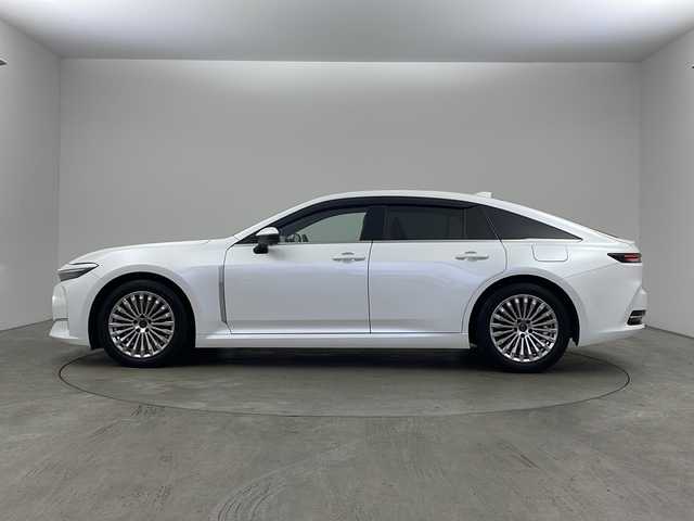 トヨタ クラウン Z 兵庫県 2024(令6)年 2.5万km プレシャスホワイトパール ・ワンオーナー車/・トヨタセーフティーセンス/・プリクラッシュセーフティ/・緊急時操舵支援＋フロントクロストラフィックアラート＋レーンチェンジアシスト/・レーントレーシングアシスト＋レーンディバチャーアラート/・レーダークルーズコントロール/・アダプティブハイビームシステム/・ロードサインアシスト/・ドライバー異常時対応システム/・プロアクティブドライビングアシスト/・発進遅れ告知機能/・BSM/・安心降車アシスト/・後方車両接近告知/・パーキングサポートブレーキ（前後方静止物）/・パーキングサポートブレーキ（後方接近車両）/・純正12.3インチナビ＆フルセグ＆BT＆USB/・パノラマミックビューモニター/・黒革シート/・前席パワーシート/・デジタルインナーミラー/・ワイパーデアイサー/・置くだけ充電/・ヘッドアップディスプレイ/・LEDヘッドライト/・ハンズフリーパワートランクリッド/・寒冷地仕様車/・前後ドライブレコーダー/・AC100V1500W電源/・全席シートヒーター/・全席シートベンチレーション/・後左右リフレッシュシート/・ビルトインETC2.0/・純正19インチアルミホイール/・スマートキー