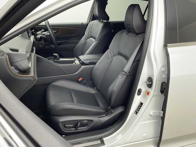 トヨタ クラウン Z 兵庫県 2024(令6)年 2.5万km プレシャスホワイトパール ・ワンオーナー車/・トヨタセーフティーセンス/・プリクラッシュセーフティ/・緊急時操舵支援＋フロントクロストラフィックアラート＋レーンチェンジアシスト/・レーントレーシングアシスト＋レーンディバチャーアラート/・レーダークルーズコントロール/・アダプティブハイビームシステム/・ロードサインアシスト/・ドライバー異常時対応システム/・プロアクティブドライビングアシスト/・発進遅れ告知機能/・BSM/・安心降車アシスト/・後方車両接近告知/・パーキングサポートブレーキ（前後方静止物）/・パーキングサポートブレーキ（後方接近車両）/・純正12.3インチナビ＆フルセグ＆BT＆USB/・パノラマミックビューモニター/・黒革シート/・前席パワーシート/・デジタルインナーミラー/・ワイパーデアイサー/・置くだけ充電/・ヘッドアップディスプレイ/・LEDヘッドライト/・ハンズフリーパワートランクリッド/・寒冷地仕様車/・前後ドライブレコーダー/・AC100V1500W電源/・全席シートヒーター/・全席シートベンチレーション/・後左右リフレッシュシート/・ビルトインETC2.0/・純正19インチアルミホイール/・スマートキー