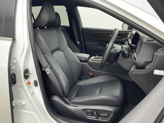 トヨタ クラウン Z 兵庫県 2024(令6)年 2.5万km プレシャスホワイトパール ・ワンオーナー車/・トヨタセーフティーセンス/・プリクラッシュセーフティ/・緊急時操舵支援＋フロントクロストラフィックアラート＋レーンチェンジアシスト/・レーントレーシングアシスト＋レーンディバチャーアラート/・レーダークルーズコントロール/・アダプティブハイビームシステム/・ロードサインアシスト/・ドライバー異常時対応システム/・プロアクティブドライビングアシスト/・発進遅れ告知機能/・BSM/・安心降車アシスト/・後方車両接近告知/・パーキングサポートブレーキ（前後方静止物）/・パーキングサポートブレーキ（後方接近車両）/・純正12.3インチナビ＆フルセグ＆BT＆USB/・パノラマミックビューモニター/・黒革シート/・前席パワーシート/・デジタルインナーミラー/・ワイパーデアイサー/・置くだけ充電/・ヘッドアップディスプレイ/・LEDヘッドライト/・ハンズフリーパワートランクリッド/・寒冷地仕様車/・前後ドライブレコーダー/・AC100V1500W電源/・全席シートヒーター/・全席シートベンチレーション/・後左右リフレッシュシート/・ビルトインETC2.0/・純正19インチアルミホイール/・スマートキー