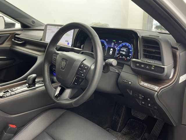 トヨタ クラウン Z 兵庫県 2024(令6)年 2.5万km プレシャスホワイトパール ・ワンオーナー車/・トヨタセーフティーセンス/・プリクラッシュセーフティ/・緊急時操舵支援＋フロントクロストラフィックアラート＋レーンチェンジアシスト/・レーントレーシングアシスト＋レーンディバチャーアラート/・レーダークルーズコントロール/・アダプティブハイビームシステム/・ロードサインアシスト/・ドライバー異常時対応システム/・プロアクティブドライビングアシスト/・発進遅れ告知機能/・BSM/・安心降車アシスト/・後方車両接近告知/・パーキングサポートブレーキ（前後方静止物）/・パーキングサポートブレーキ（後方接近車両）/・純正12.3インチナビ＆フルセグ＆BT＆USB/・パノラマミックビューモニター/・黒革シート/・前席パワーシート/・デジタルインナーミラー/・ワイパーデアイサー/・置くだけ充電/・ヘッドアップディスプレイ/・LEDヘッドライト/・ハンズフリーパワートランクリッド/・寒冷地仕様車/・前後ドライブレコーダー/・AC100V1500W電源/・全席シートヒーター/・全席シートベンチレーション/・後左右リフレッシュシート/・ビルトインETC2.0/・純正19インチアルミホイール/・スマートキー