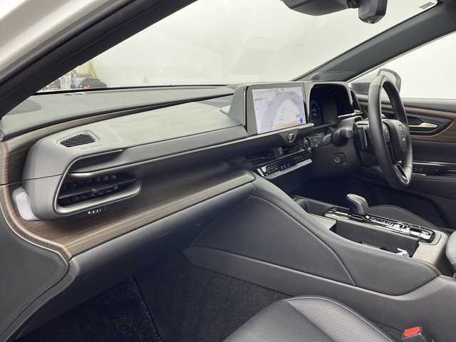 トヨタ クラウン Z 兵庫県 2024(令6)年 2.5万km プレシャスホワイトパール ・ワンオーナー車/・トヨタセーフティーセンス/・プリクラッシュセーフティ/・緊急時操舵支援＋フロントクロストラフィックアラート＋レーンチェンジアシスト/・レーントレーシングアシスト＋レーンディバチャーアラート/・レーダークルーズコントロール/・アダプティブハイビームシステム/・ロードサインアシスト/・ドライバー異常時対応システム/・プロアクティブドライビングアシスト/・発進遅れ告知機能/・BSM/・安心降車アシスト/・後方車両接近告知/・パーキングサポートブレーキ（前後方静止物）/・パーキングサポートブレーキ（後方接近車両）/・純正12.3インチナビ＆フルセグ＆BT＆USB/・パノラマミックビューモニター/・黒革シート/・前席パワーシート/・デジタルインナーミラー/・ワイパーデアイサー/・置くだけ充電/・ヘッドアップディスプレイ/・LEDヘッドライト/・ハンズフリーパワートランクリッド/・寒冷地仕様車/・前後ドライブレコーダー/・AC100V1500W電源/・全席シートヒーター/・全席シートベンチレーション/・後左右リフレッシュシート/・ビルトインETC2.0/・純正19インチアルミホイール/・スマートキー