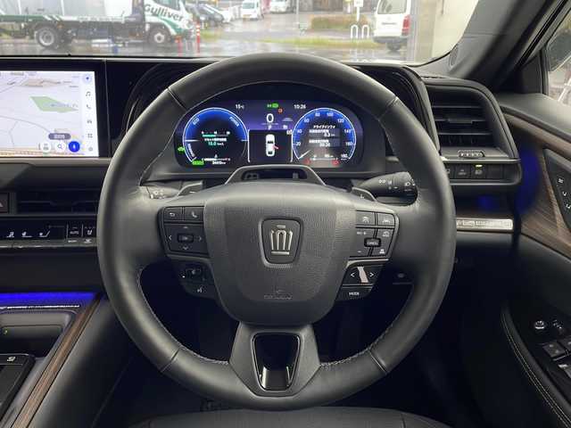 トヨタ クラウン Z 兵庫県 2024(令6)年 2.5万km プレシャスホワイトパール ・ワンオーナー車/・トヨタセーフティーセンス/・プリクラッシュセーフティ/・緊急時操舵支援＋フロントクロストラフィックアラート＋レーンチェンジアシスト/・レーントレーシングアシスト＋レーンディバチャーアラート/・レーダークルーズコントロール/・アダプティブハイビームシステム/・ロードサインアシスト/・ドライバー異常時対応システム/・プロアクティブドライビングアシスト/・発進遅れ告知機能/・BSM/・安心降車アシスト/・後方車両接近告知/・パーキングサポートブレーキ（前後方静止物）/・パーキングサポートブレーキ（後方接近車両）/・純正12.3インチナビ＆フルセグ＆BT＆USB/・パノラマミックビューモニター/・黒革シート/・前席パワーシート/・デジタルインナーミラー/・ワイパーデアイサー/・置くだけ充電/・ヘッドアップディスプレイ/・LEDヘッドライト/・ハンズフリーパワートランクリッド/・寒冷地仕様車/・前後ドライブレコーダー/・AC100V1500W電源/・全席シートヒーター/・全席シートベンチレーション/・後左右リフレッシュシート/・ビルトインETC2.0/・純正19インチアルミホイール/・スマートキー