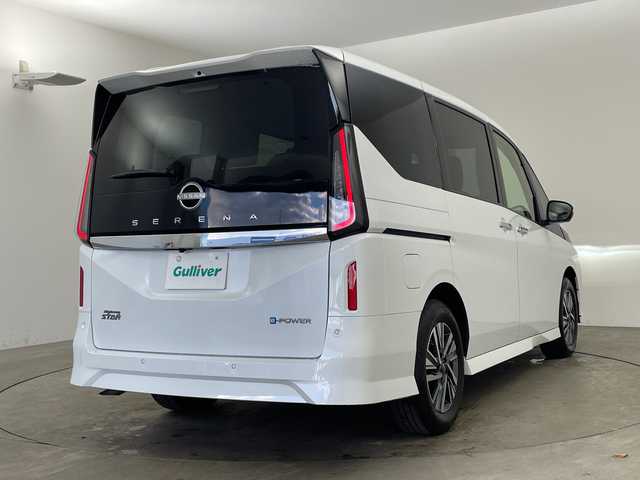 日産 セレナ e－パワー ハイウェイスター V 兵庫県 2025(令7)年 0.1千km プリズムホワイト ・登録済未使用車　距離６ｋｍ/・純正12.3インチナビ/TV/Bluetooth/USB/HDMI/・アラウンドビューモニター/・ビルトインETC2.0/・デジタルインナーミラー/・純正前後ドライブレコーダー/・プロパイロット（ナビリンク機能付）/・プロパイロット緊急停止支援システム/・SOSコール/・エマージェンシーブレーキ/・前方衝突予測警報/・衝突回避ステアリングアシスト/・車線逸脱防止支援システム/・車線逸脱警報/・後側方衝突防止支援システム/・後側方車両検知警報/・後退時車両検知警報/・ふらつき警報/・踏み間違い衝突防止アシスト/・標識検知機能/・アダプティブLEDヘッドライトシステム/・フォグランプ/・12.3インチアドバンスドドライブアシストディスプレイ/・ワイヤレス充電器/・レーダークルーズコントロール/・両側パワースライドドア/・純正16インチアルミホイール