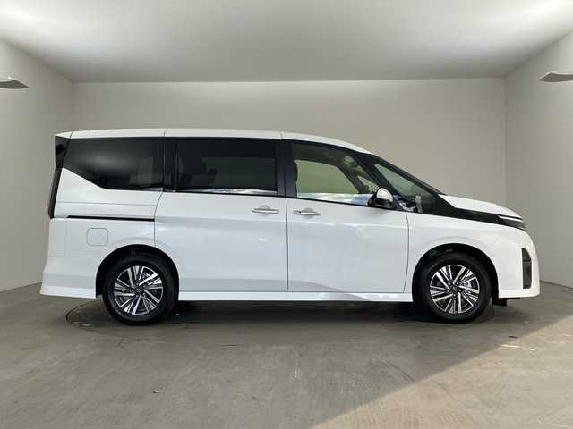 日産 セレナ e－パワー ハイウェイスター V 兵庫県 2025(令7)年 0.1千km プリズムホワイト ・登録済未使用車　距離６ｋｍ/・純正12.3インチナビ/TV/Bluetooth/USB/HDMI/・アラウンドビューモニター/・ビルトインETC2.0/・デジタルインナーミラー/・純正前後ドライブレコーダー/・プロパイロット（ナビリンク機能付）/・プロパイロット緊急停止支援システム/・SOSコール/・エマージェンシーブレーキ/・前方衝突予測警報/・衝突回避ステアリングアシスト/・車線逸脱防止支援システム/・車線逸脱警報/・後側方衝突防止支援システム/・後側方車両検知警報/・後退時車両検知警報/・ふらつき警報/・踏み間違い衝突防止アシスト/・標識検知機能/・アダプティブLEDヘッドライトシステム/・フォグランプ/・12.3インチアドバンスドドライブアシストディスプレイ/・ワイヤレス充電器/・レーダークルーズコントロール/・両側パワースライドドア/・純正16インチアルミホイール