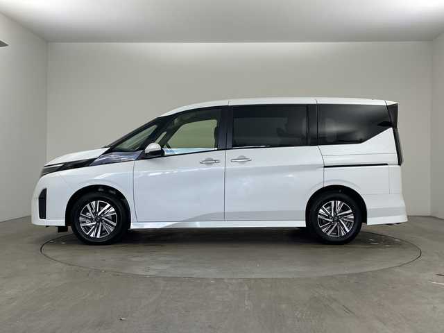 日産 セレナ e－パワー ハイウェイスター V 兵庫県 2025(令7)年 0.1千km プリズムホワイト ・登録済未使用車　距離６ｋｍ/・純正12.3インチナビ/TV/Bluetooth/USB/HDMI/・アラウンドビューモニター/・ビルトインETC2.0/・デジタルインナーミラー/・純正前後ドライブレコーダー/・プロパイロット（ナビリンク機能付）/・プロパイロット緊急停止支援システム/・SOSコール/・エマージェンシーブレーキ/・前方衝突予測警報/・衝突回避ステアリングアシスト/・車線逸脱防止支援システム/・車線逸脱警報/・後側方衝突防止支援システム/・後側方車両検知警報/・後退時車両検知警報/・ふらつき警報/・踏み間違い衝突防止アシスト/・標識検知機能/・アダプティブLEDヘッドライトシステム/・フォグランプ/・12.3インチアドバンスドドライブアシストディスプレイ/・ワイヤレス充電器/・レーダークルーズコントロール/・両側パワースライドドア/・純正16インチアルミホイール