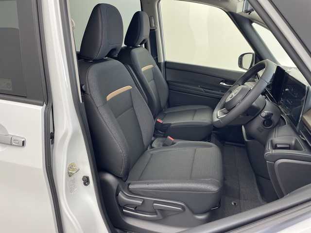 日産 セレナ e－パワー ハイウェイスター V 兵庫県 2025(令7)年 0.1千km プリズムホワイト ・登録済未使用車　距離６ｋｍ/・純正12.3インチナビ/TV/Bluetooth/USB/HDMI/・アラウンドビューモニター/・ビルトインETC2.0/・デジタルインナーミラー/・純正前後ドライブレコーダー/・プロパイロット（ナビリンク機能付）/・プロパイロット緊急停止支援システム/・SOSコール/・エマージェンシーブレーキ/・前方衝突予測警報/・衝突回避ステアリングアシスト/・車線逸脱防止支援システム/・車線逸脱警報/・後側方衝突防止支援システム/・後側方車両検知警報/・後退時車両検知警報/・ふらつき警報/・踏み間違い衝突防止アシスト/・標識検知機能/・アダプティブLEDヘッドライトシステム/・フォグランプ/・12.3インチアドバンスドドライブアシストディスプレイ/・ワイヤレス充電器/・レーダークルーズコントロール/・両側パワースライドドア/・純正16インチアルミホイール