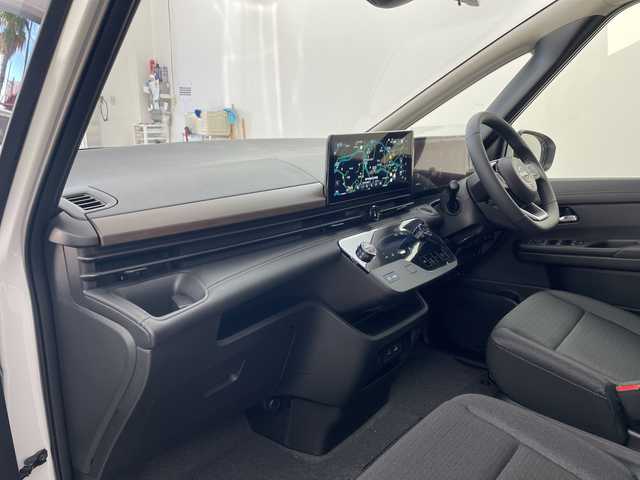 日産 セレナ e－パワー ハイウェイスター V 兵庫県 2025(令7)年 0.1千km プリズムホワイト ・登録済未使用車　距離６ｋｍ/・純正12.3インチナビ/TV/Bluetooth/USB/HDMI/・アラウンドビューモニター/・ビルトインETC2.0/・デジタルインナーミラー/・純正前後ドライブレコーダー/・プロパイロット（ナビリンク機能付）/・プロパイロット緊急停止支援システム/・SOSコール/・エマージェンシーブレーキ/・前方衝突予測警報/・衝突回避ステアリングアシスト/・車線逸脱防止支援システム/・車線逸脱警報/・後側方衝突防止支援システム/・後側方車両検知警報/・後退時車両検知警報/・ふらつき警報/・踏み間違い衝突防止アシスト/・標識検知機能/・アダプティブLEDヘッドライトシステム/・フォグランプ/・12.3インチアドバンスドドライブアシストディスプレイ/・ワイヤレス充電器/・レーダークルーズコントロール/・両側パワースライドドア/・純正16インチアルミホイール