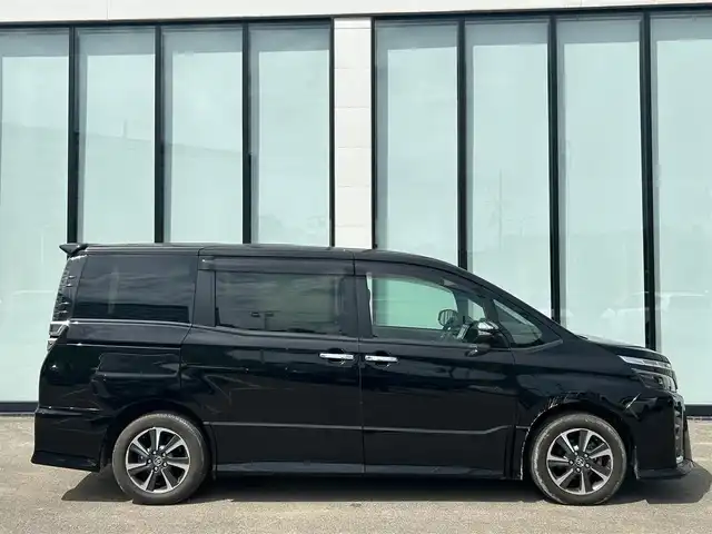 トヨタ ヴォクシー ZS 煌Ⅲ 大阪府 2021(令3)年 3.6万km ブラック 純正９インチナビ/   フルセグTV/CD/DVD/Bluetooth/USB/バックモニター/衝突軽減ブレーキ/横滑り防止装置/コーナーセンサー/両側パワースライドドア/クルーズコントロール/レーンキープアシスト/アイドリングストップ/オートマチックハイビーム/純正16インチアルミホイール/ハーフレザーシート/純正フロアマット/プッシュスタート/スマートキー/ＥＴＣ/ＬＥＤ