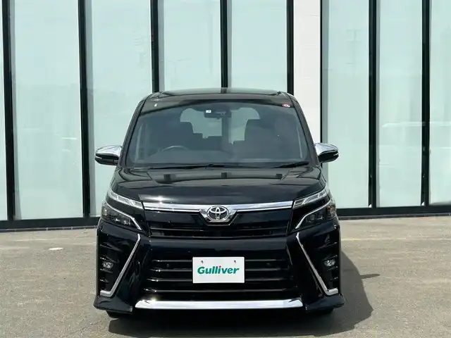 トヨタ ヴォクシー ZS 煌Ⅲ 大阪府 2021(令3)年 3.6万km ブラック 純正９インチナビ/   フルセグTV/CD/DVD/Bluetooth/USB/バックモニター/衝突軽減ブレーキ/横滑り防止装置/コーナーセンサー/両側パワースライドドア/クルーズコントロール/レーンキープアシスト/アイドリングストップ/オートマチックハイビーム/純正16インチアルミホイール/ハーフレザーシート/純正フロアマット/プッシュスタート/スマートキー/ＥＴＣ/ＬＥＤ