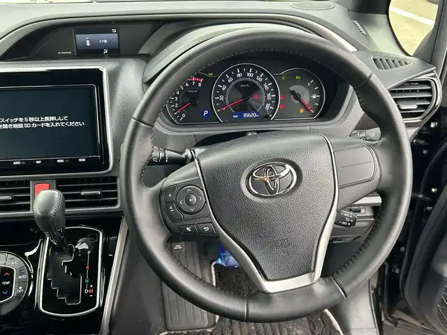 トヨタ ヴォクシー ZS 煌Ⅲ 大阪府 2021(令3)年 3.6万km ブラック 純正９インチナビ/   フルセグTV/CD/DVD/Bluetooth/USB/バックモニター/衝突軽減ブレーキ/横滑り防止装置/コーナーセンサー/両側パワースライドドア/クルーズコントロール/レーンキープアシスト/アイドリングストップ/オートマチックハイビーム/純正16インチアルミホイール/ハーフレザーシート/純正フロアマット/プッシュスタート/スマートキー/ＥＴＣ/ＬＥＤ