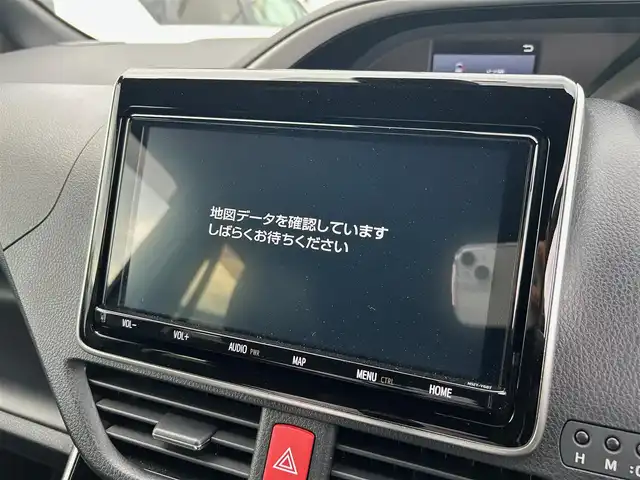トヨタ ヴォクシー ZS 煌Ⅲ 大阪府 2021(令3)年 3.6万km ブラック 純正９インチナビ/   フルセグTV/CD/DVD/Bluetooth/USB/バックモニター/衝突軽減ブレーキ/横滑り防止装置/コーナーセンサー/両側パワースライドドア/クルーズコントロール/レーンキープアシスト/アイドリングストップ/オートマチックハイビーム/純正16インチアルミホイール/ハーフレザーシート/純正フロアマット/プッシュスタート/スマートキー/ＥＴＣ/ＬＥＤ