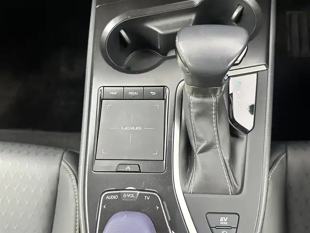レクサス ＵＸ 250h アーバンエレガンス 愛知県 2021(令3)年 4万km ソニッククォーツ レクサスセーフティー/純正SDナビ/全方位カメラ/アダプティブクルーズコントロール/ブラインドスポットモニター/パワーシート/ヒートヒーター/ステアリングヒート/パワーバックドア/ETC2.0/革巻きステアリング/合皮シート/パドルシフト/Bluetooth/フルセグTV/電子パーキング/パドルシフト/クリアランスソナー/フォグランプ