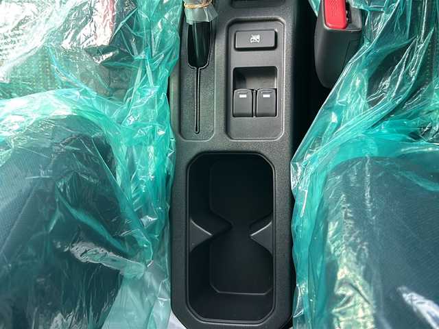 スズキ ジムニー ノマド FC 大阪府 2025(令7)年 0.1万km未満 黒 登録済未使用車/４WD/シートヒーター/背面タイヤ/５ドア/純正アルミホイール/LEDヘッドランプ/コーナーセンサー/オートライト/レーンキープアシスト/衝突被害軽減システム/保証書/取扱説明書