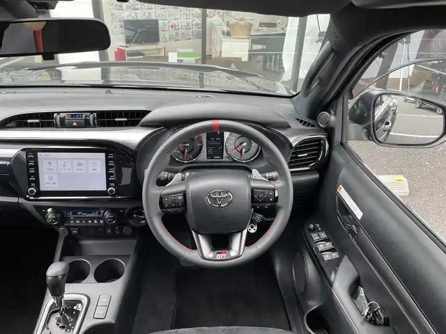 トヨタ ハイラックス Z GRスポーツ 千葉県 2024(令6)年 0.3万km アティチュードブラックマイカ 純正ナビ/(BT/FM/AM)/全周囲カメラ/GI GEARトノカバー/ロールバー/衝突被害軽減システム/車線逸脱警報/クルーズコントロール/ハーフレザーシート/横滑り防止装置/ETC2.0/アイドリングストップ/LEDヘッドライト/フォグランプ/オートライト/ウィンカーミラー/電動格納ミラー/純正18インチAW/シートリフター/パドルシフト/リアフォグランプ/プッシュスタート/スマートキー/純正フロアマット/純正ドアバイザー/スペアキー/保証書