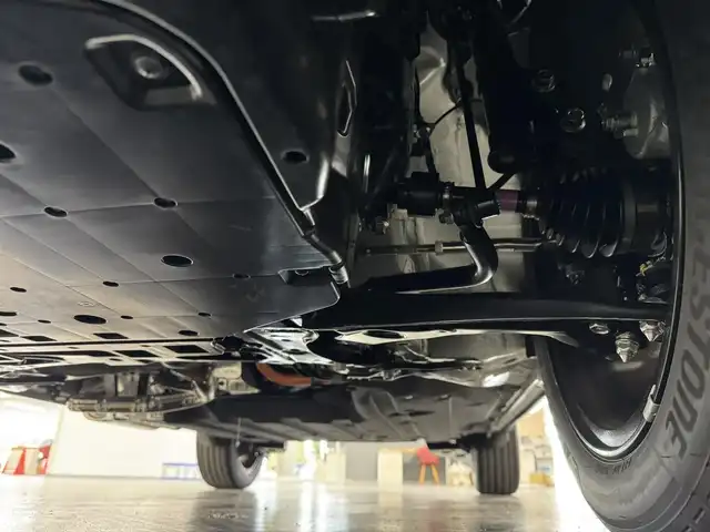 ホンダ ヴェゼル ハイブリッド e:HEV Z 三重県 2025(令7)年 0.1千km プラチナホワイトパール ハイブリッド/FF/MTモード付フロアCVT/純正 9インチナビ/（FM/AM/USB/Bluetooth/CarPlay/AndroidAuto/TV）/バックカメラ/ビルトイン ETC2.0/Honda SENSING/・衝突軽減ブレーキ（CMBS）/・先行車発進お知らせ機能/・路外逸脱抑制機能/・標識認識機能/・渋滞追従機能付アダプティブクルーズコントロール（ACC）/・車線維持支援システム（LKAS）/・トラフィックジャムアシスト（渋滞運転支援機能）/・ブラインドスポットインフォメーション/・誤発進抑制機能/・後方誤発進抑制機能/・近距離衝突軽減ブレーキ/・パーキングセンサーシステム/・【OP】後退出庫サポート/・アダプティブドライビングビーム/装備/・ハンズフリーアクセスパワーテールゲート（電動バックドア）/・ハーフレザーシート/・シートヒーター（D/N）/・ステアリングヒーター/・オートライトシステム/・LEDヘッドライト/・LEDフロントフォグランプ/・ヒルディセントコントロール/・左右独立オートエアコン/・自動防眩ルームミラー/・【OP】ワイヤレス充電器/・プッシュスタート/・純正18inAW/・保/取/・スマートキーx2