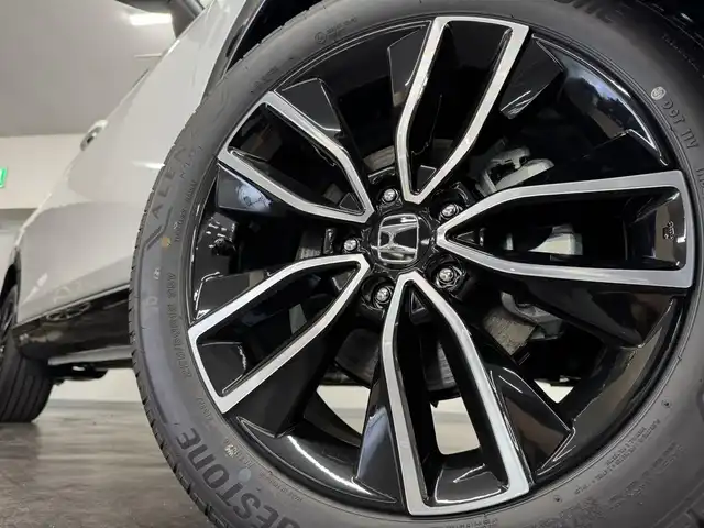 ホンダ ヴェゼル ハイブリッド e:HEV Z 三重県 2025(令7)年 0.1千km プラチナホワイトパール ハイブリッド/FF/MTモード付フロアCVT/純正 9インチナビ/（FM/AM/USB/Bluetooth/CarPlay/AndroidAuto/TV）/バックカメラ/ビルトイン ETC2.0/Honda SENSING/・衝突軽減ブレーキ（CMBS）/・先行車発進お知らせ機能/・路外逸脱抑制機能/・標識認識機能/・渋滞追従機能付アダプティブクルーズコントロール（ACC）/・車線維持支援システム（LKAS）/・トラフィックジャムアシスト（渋滞運転支援機能）/・ブラインドスポットインフォメーション/・誤発進抑制機能/・後方誤発進抑制機能/・近距離衝突軽減ブレーキ/・パーキングセンサーシステム/・【OP】後退出庫サポート/・アダプティブドライビングビーム/装備/・ハンズフリーアクセスパワーテールゲート（電動バックドア）/・ハーフレザーシート/・シートヒーター（D/N）/・ステアリングヒーター/・オートライトシステム/・LEDヘッドライト/・LEDフロントフォグランプ/・ヒルディセントコントロール/・左右独立オートエアコン/・自動防眩ルームミラー/・【OP】ワイヤレス充電器/・プッシュスタート/・純正18inAW/・保/取/・スマートキーx2