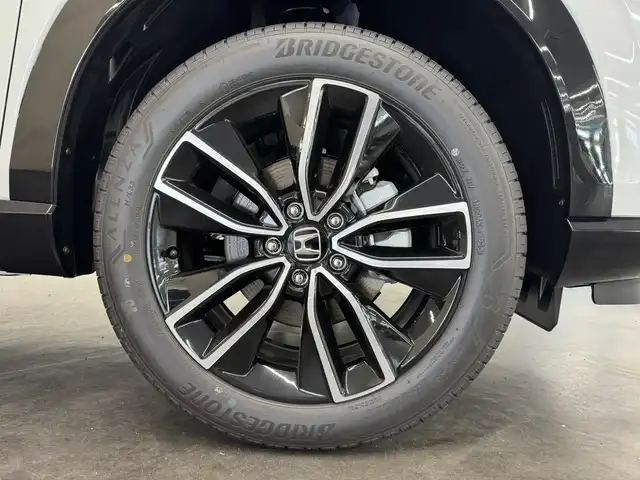 ホンダ ヴェゼル ハイブリッド e:HEV Z 三重県 2025(令7)年 0.1千km プラチナホワイトパール ハイブリッド/FF/MTモード付フロアCVT/純正 9インチナビ/（FM/AM/USB/Bluetooth/CarPlay/AndroidAuto/TV）/バックカメラ/ビルトイン ETC2.0/Honda SENSING/・衝突軽減ブレーキ（CMBS）/・先行車発進お知らせ機能/・路外逸脱抑制機能/・標識認識機能/・渋滞追従機能付アダプティブクルーズコントロール（ACC）/・車線維持支援システム（LKAS）/・トラフィックジャムアシスト（渋滞運転支援機能）/・ブラインドスポットインフォメーション/・誤発進抑制機能/・後方誤発進抑制機能/・近距離衝突軽減ブレーキ/・パーキングセンサーシステム/・【OP】後退出庫サポート/・アダプティブドライビングビーム/装備/・ハンズフリーアクセスパワーテールゲート（電動バックドア）/・ハーフレザーシート/・シートヒーター（D/N）/・ステアリングヒーター/・オートライトシステム/・LEDヘッドライト/・LEDフロントフォグランプ/・ヒルディセントコントロール/・左右独立オートエアコン/・自動防眩ルームミラー/・【OP】ワイヤレス充電器/・プッシュスタート/・純正18inAW/・保/取/・スマートキーx2