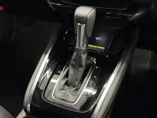 ホンダ ヴェゼル ハイブリッド e:HEV Z 三重県 2025(令7)年 0.1千km プラチナホワイトパール ハイブリッド/FF/MTモード付フロアCVT/純正 9インチナビ/（FM/AM/USB/Bluetooth/CarPlay/AndroidAuto/TV）/バックカメラ/ビルトイン ETC2.0/Honda SENSING/・衝突軽減ブレーキ（CMBS）/・先行車発進お知らせ機能/・路外逸脱抑制機能/・標識認識機能/・渋滞追従機能付アダプティブクルーズコントロール（ACC）/・車線維持支援システム（LKAS）/・トラフィックジャムアシスト（渋滞運転支援機能）/・ブラインドスポットインフォメーション/・誤発進抑制機能/・後方誤発進抑制機能/・近距離衝突軽減ブレーキ/・パーキングセンサーシステム/・【OP】後退出庫サポート/・アダプティブドライビングビーム/装備/・ハンズフリーアクセスパワーテールゲート（電動バックドア）/・ハーフレザーシート/・シートヒーター（D/N）/・ステアリングヒーター/・オートライトシステム/・LEDヘッドライト/・LEDフロントフォグランプ/・ヒルディセントコントロール/・左右独立オートエアコン/・自動防眩ルームミラー/・【OP】ワイヤレス充電器/・プッシュスタート/・純正18inAW/・保/取/・スマートキーx2