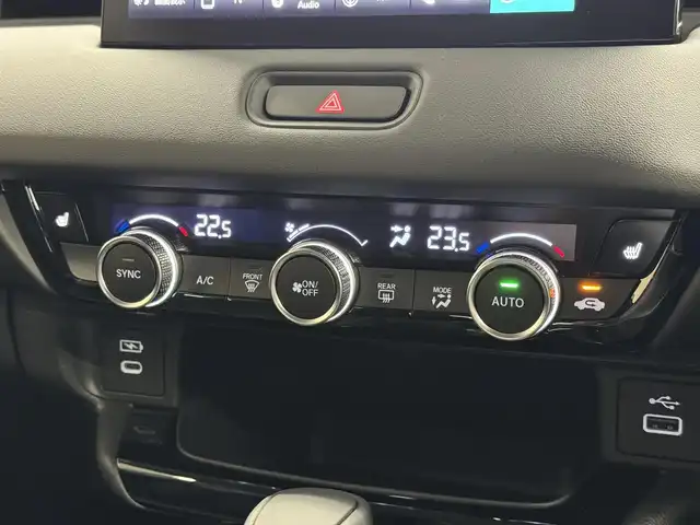 ホンダ ヴェゼル ハイブリッド e:HEV Z 三重県 2025(令7)年 0.1千km プラチナホワイトパール ハイブリッド/FF/MTモード付フロアCVT/純正 9インチナビ/（FM/AM/USB/Bluetooth/CarPlay/AndroidAuto/TV）/バックカメラ/ビルトイン ETC2.0/Honda SENSING/・衝突軽減ブレーキ（CMBS）/・先行車発進お知らせ機能/・路外逸脱抑制機能/・標識認識機能/・渋滞追従機能付アダプティブクルーズコントロール（ACC）/・車線維持支援システム（LKAS）/・トラフィックジャムアシスト（渋滞運転支援機能）/・ブラインドスポットインフォメーション/・誤発進抑制機能/・後方誤発進抑制機能/・近距離衝突軽減ブレーキ/・パーキングセンサーシステム/・【OP】後退出庫サポート/・アダプティブドライビングビーム/装備/・ハンズフリーアクセスパワーテールゲート（電動バックドア）/・ハーフレザーシート/・シートヒーター（D/N）/・ステアリングヒーター/・オートライトシステム/・LEDヘッドライト/・LEDフロントフォグランプ/・ヒルディセントコントロール/・左右独立オートエアコン/・自動防眩ルームミラー/・【OP】ワイヤレス充電器/・プッシュスタート/・純正18inAW/・保/取/・スマートキーx2