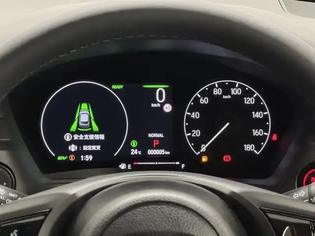 ホンダ ヴェゼル ハイブリッド e:HEV Z 三重県 2025(令7)年 0.1千km プラチナホワイトパール ハイブリッド/FF/MTモード付フロアCVT/純正 9インチナビ/（FM/AM/USB/Bluetooth/CarPlay/AndroidAuto/TV）/バックカメラ/ビルトイン ETC2.0/Honda SENSING/・衝突軽減ブレーキ（CMBS）/・先行車発進お知らせ機能/・路外逸脱抑制機能/・標識認識機能/・渋滞追従機能付アダプティブクルーズコントロール（ACC）/・車線維持支援システム（LKAS）/・トラフィックジャムアシスト（渋滞運転支援機能）/・ブラインドスポットインフォメーション/・誤発進抑制機能/・後方誤発進抑制機能/・近距離衝突軽減ブレーキ/・パーキングセンサーシステム/・【OP】後退出庫サポート/・アダプティブドライビングビーム/装備/・ハンズフリーアクセスパワーテールゲート（電動バックドア）/・ハーフレザーシート/・シートヒーター（D/N）/・ステアリングヒーター/・オートライトシステム/・LEDヘッドライト/・LEDフロントフォグランプ/・ヒルディセントコントロール/・左右独立オートエアコン/・自動防眩ルームミラー/・【OP】ワイヤレス充電器/・プッシュスタート/・純正18inAW/・保/取/・スマートキーx2