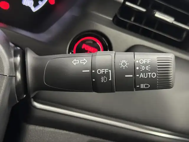 ホンダ ヴェゼル ハイブリッド e:HEV Z 三重県 2025(令7)年 0.1千km プラチナホワイトパール ハイブリッド/FF/MTモード付フロアCVT/純正 9インチナビ/（FM/AM/USB/Bluetooth/CarPlay/AndroidAuto/TV）/バックカメラ/ビルトイン ETC2.0/Honda SENSING/・衝突軽減ブレーキ（CMBS）/・先行車発進お知らせ機能/・路外逸脱抑制機能/・標識認識機能/・渋滞追従機能付アダプティブクルーズコントロール（ACC）/・車線維持支援システム（LKAS）/・トラフィックジャムアシスト（渋滞運転支援機能）/・ブラインドスポットインフォメーション/・誤発進抑制機能/・後方誤発進抑制機能/・近距離衝突軽減ブレーキ/・パーキングセンサーシステム/・【OP】後退出庫サポート/・アダプティブドライビングビーム/装備/・ハンズフリーアクセスパワーテールゲート（電動バックドア）/・ハーフレザーシート/・シートヒーター（D/N）/・ステアリングヒーター/・オートライトシステム/・LEDヘッドライト/・LEDフロントフォグランプ/・ヒルディセントコントロール/・左右独立オートエアコン/・自動防眩ルームミラー/・【OP】ワイヤレス充電器/・プッシュスタート/・純正18inAW/・保/取/・スマートキーx2