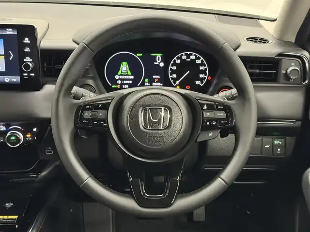 ホンダ ヴェゼル ハイブリッド e:HEV Z 三重県 2025(令7)年 0.1千km プラチナホワイトパール ハイブリッド/FF/MTモード付フロアCVT/純正 9インチナビ/（FM/AM/USB/Bluetooth/CarPlay/AndroidAuto/TV）/バックカメラ/ビルトイン ETC2.0/Honda SENSING/・衝突軽減ブレーキ（CMBS）/・先行車発進お知らせ機能/・路外逸脱抑制機能/・標識認識機能/・渋滞追従機能付アダプティブクルーズコントロール（ACC）/・車線維持支援システム（LKAS）/・トラフィックジャムアシスト（渋滞運転支援機能）/・ブラインドスポットインフォメーション/・誤発進抑制機能/・後方誤発進抑制機能/・近距離衝突軽減ブレーキ/・パーキングセンサーシステム/・【OP】後退出庫サポート/・アダプティブドライビングビーム/装備/・ハンズフリーアクセスパワーテールゲート（電動バックドア）/・ハーフレザーシート/・シートヒーター（D/N）/・ステアリングヒーター/・オートライトシステム/・LEDヘッドライト/・LEDフロントフォグランプ/・ヒルディセントコントロール/・左右独立オートエアコン/・自動防眩ルームミラー/・【OP】ワイヤレス充電器/・プッシュスタート/・純正18inAW/・保/取/・スマートキーx2