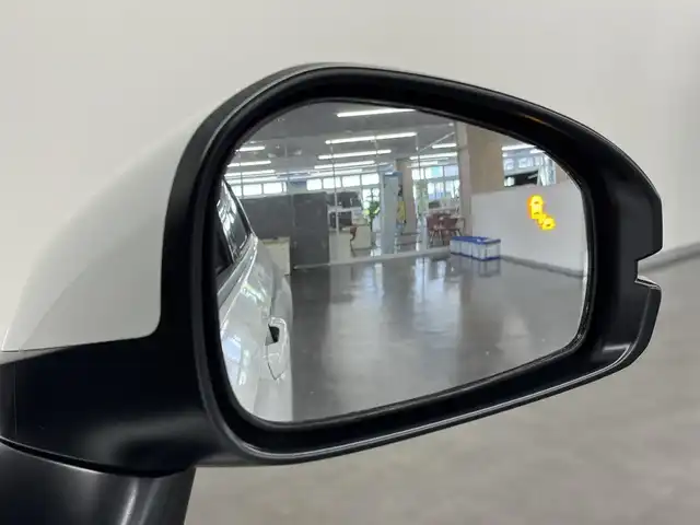 ホンダ ヴェゼル ハイブリッド e:HEV Z 三重県 2025(令7)年 0.1千km プラチナホワイトパール ハイブリッド/FF/MTモード付フロアCVT/純正 9インチナビ/（FM/AM/USB/Bluetooth/CarPlay/AndroidAuto/TV）/バックカメラ/ビルトイン ETC2.0/Honda SENSING/・衝突軽減ブレーキ（CMBS）/・先行車発進お知らせ機能/・路外逸脱抑制機能/・標識認識機能/・渋滞追従機能付アダプティブクルーズコントロール（ACC）/・車線維持支援システム（LKAS）/・トラフィックジャムアシスト（渋滞運転支援機能）/・ブラインドスポットインフォメーション/・誤発進抑制機能/・後方誤発進抑制機能/・近距離衝突軽減ブレーキ/・パーキングセンサーシステム/・【OP】後退出庫サポート/・アダプティブドライビングビーム/装備/・ハンズフリーアクセスパワーテールゲート（電動バックドア）/・ハーフレザーシート/・シートヒーター（D/N）/・ステアリングヒーター/・オートライトシステム/・LEDヘッドライト/・LEDフロントフォグランプ/・ヒルディセントコントロール/・左右独立オートエアコン/・自動防眩ルームミラー/・【OP】ワイヤレス充電器/・プッシュスタート/・純正18inAW/・保/取/・スマートキーx2