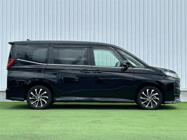トヨタ ノア S－Z 大分県 2023(令5)年 2.3万km アティチュードブラックマイカ 純正ナビ/後席モニター/ユニバーサルステップ/バックカメラ/両側パワースライドドア/ＥＴＣ2.0/衝突軽減システム/レーンキープアシスト/クルーズコントロール/オートマチックハイビーム/シートヒーター/LEDヘッドライト/フォグランプ/革巻きステアリング/ステアリングスイッチ/純正フロアマット/ドアバイザー/スマートキー/プッシュスタート