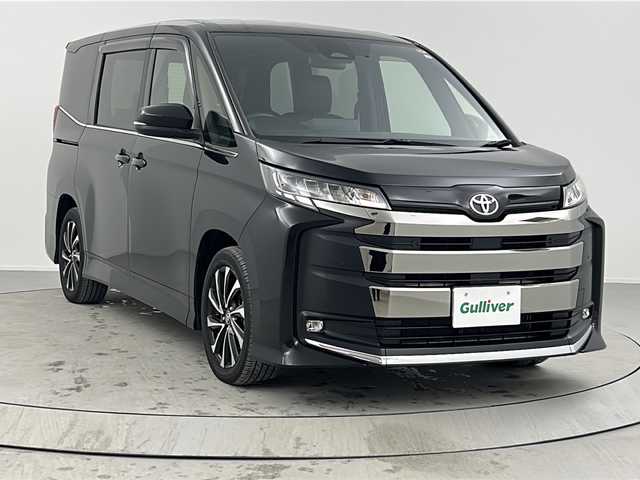 トヨタ ノア S－Z 熊本県 2023(令5)年 2.3万km アティチュードブラックマイカ 純正ナビ/後席モニター/ユニバーサルステップ/バックカメラ/両側パワースライドドア/ＥＴＣ2.0/衝突軽減システム/レーンキープアシスト/クルーズコントロール/オートマチックハイビーム/シートヒーター/LEDヘッドライト/フォグランプ/革巻きステアリング/ステアリングスイッチ/純正フロアマット/ドアバイザー/スマートキー/プッシュスタート