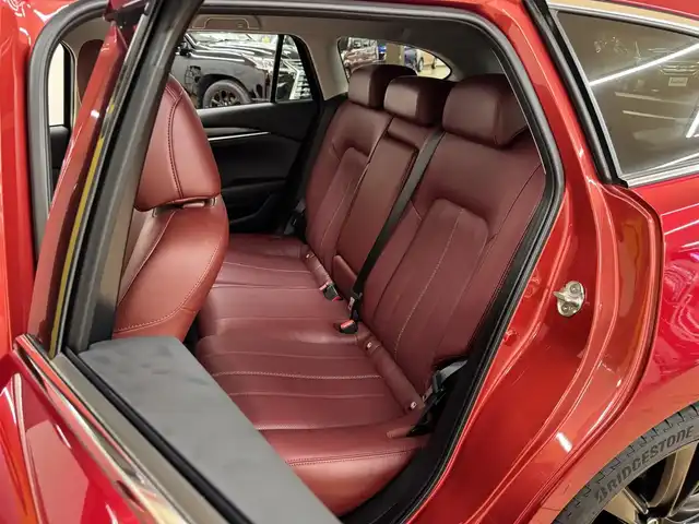 マツダ マツダ６ワゴン 20S ブラックトーンED 群馬県 2021(令3)年 2.2万km ソウルレッドクリスタルM スマートブレーキサポート/・レーダークルーズコントロール/・ブラインドスポットモニター/・レーンキープアシストシステム/・ドライバーアテンションアラート/・パーキングセンサー/・交通標識認識システム/BOSEサウンド/純正メーカーナビ/・フルセグTV/・BT/DVD/CD/SD/USB/・FM/AM/360°ビューモニター/ドライブレコーダー/ETC/レッドレザーシート/運転席パワーシート/前席シートヒーター/シートメモリー/革巻きステアリング/ステアリングスイッチ/パドルシフト/ステアリングヒーター/電子パーキング/ブレーキーオートホールド/LEDヘッドライト/オートライト/オートマチックハイビーム/純正19インチAw/純正フロアマット/ドアバイザー/ルーフレール/スマートキー/プッシュスタート/電動格納ウィンカーミラー/横滑り防止機能