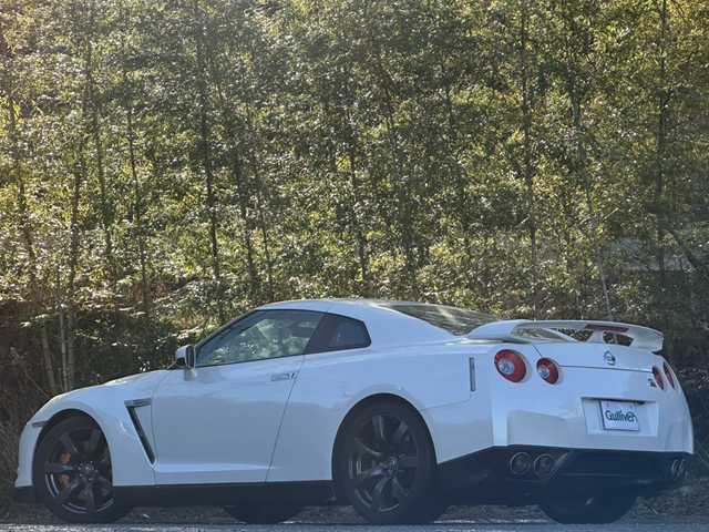 日産 ＧＴ－Ｒ プレミアムエディション 大分県 2010(平22)年 3.1万km ブリリアントホワイトパール BOSEサラウンドシステム/ブラックハーフレザーシート/純正20インチアルミホイール/純正フロアマット/純正ビルトインETC/純正メーカナビ/フルセグTV/Bluetooth/オートライト/パドルシフト/革巻きステアリング/ステアリングリモコン/盗難防止装置/横滑り防止装置/パワーシート/バックカメラ/クルーズコントロール/スペアキー