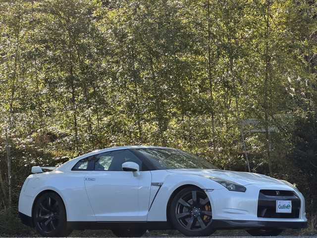 日産 ＧＴ－Ｒ プレミアムエディション 大分県 2010(平22)年 3.1万km ブリリアントホワイトパール BOSEサラウンドシステム/ブラックハーフレザーシート/純正20インチアルミホイール/純正フロアマット/純正ビルトインETC/純正メーカナビ/フルセグTV/Bluetooth/オートライト/パドルシフト/革巻きステアリング/ステアリングリモコン/盗難防止装置/横滑り防止装置/パワーシート/バックカメラ/クルーズコントロール/スペアキー