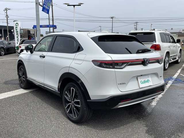 ホンダ ヴェゼル ハイブリッド e:HEV Z 新潟県 2024(令6)年 1.8万km プラチナホワイトパール ワンオーナー/冬タイヤアルミホイールセット積載/４WD/ディーラーオプションナビ/（フルセグ/Bluetooth）/衝突軽減/踏み間違え抑制装置/コーナーセンサー/レーダークルーズコントロール/レーンキープアシスト（操舵支援あり）/BSM/ドライブレコーダー/ETC2.0ビルドイン/ハーフレザーシート/前席シートヒーター/ステアリングスイッチ/ステアリングヒーター/パドルシフト/パワーバックドア/シーケンシャルウィンカー/LEDヘッドライト/フォグランプ/ウィンカーミラー/電格ミラー/スペアキー×１