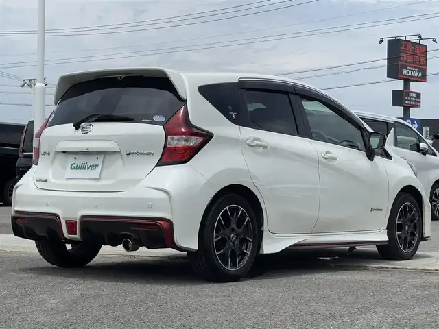 日産 ノート e－パワー ニスモ 徳島県 2018(平30)年 2.9万km ブリリアントホワイトパール 純正ナビ　MM317D-w/(AM.FM.CD.DVD.BT.フルセグ)/全方位カメラ/バックカメラ/ETC/前方ドライブレコーダー/プッシュスタート/スマートキー/インテリジェントエマージェンシーブレーキ/デジタルインナーミラー/純正ドアバイザー/電動格納ミラー/純正フロアマット/オートライト/前後コーナーセンサー/LEDヘッドライト
