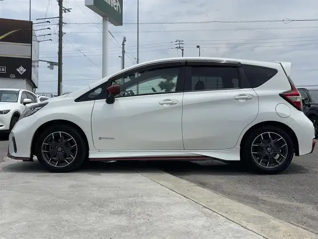 日産 ノート e－パワー ニスモ 徳島県 2018(平30)年 2.9万km ブリリアントホワイトパール 純正ナビ　MM317D-w/(AM.FM.CD.DVD.BT.フルセグ)/全方位カメラ/バックカメラ/ETC/前方ドライブレコーダー/プッシュスタート/スマートキー/インテリジェントエマージェンシーブレーキ/デジタルインナーミラー/純正ドアバイザー/電動格納ミラー/純正フロアマット/オートライト/前後コーナーセンサー/LEDヘッドライト