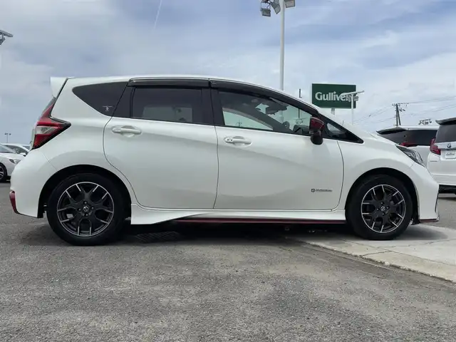 日産 ノート e－パワー ニスモ 徳島県 2018(平30)年 2.9万km ブリリアントホワイトパール 純正ナビ　MM317D-w/(AM.FM.CD.DVD.BT.フルセグ)/全方位カメラ/バックカメラ/ETC/前方ドライブレコーダー/プッシュスタート/スマートキー/インテリジェントエマージェンシーブレーキ/デジタルインナーミラー/純正ドアバイザー/電動格納ミラー/純正フロアマット/オートライト/前後コーナーセンサー/LEDヘッドライト
