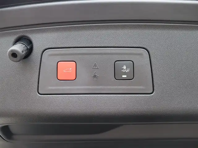 プジョー ５０８ SW GTライン 宮城県 2019(令1)年 6.3万km 紺 純正ナビ【ＢＴ／フルセグＴＶ／ＵＳＢ】/ハーフレザーシート　/ＦＯＣＡＬサウンドシステム　/ワイヤレス充電　/アダプティブクルーズコントロール　/パドルシフト　/パーキングセンサー　/ブラインドスポットモニター　/アンビエントライト　/前席シートヒーター　/前席パワーシート/アクティブセーフティブレーキ/パワーバックドア/インテリジェントハイビーム/純正18インチAW/電動格納ミラー/ルーフレール/レーンキープアシスト/LEDヘッドライト/ETC/禁煙車