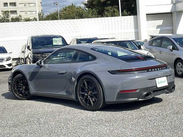 ポルシェ ポルシェ ９１１ カレラ 東京都 2024(令6)年 0.6万km グレー 車体色　M7J　スレートグレーネオ/ワンオーナー/スポーツクロノ/新車時保証書　/取扱説明書/ブレーキアシスト/レーンキープアシスト/レーンチェンジアシスト/アダプティブクルーズコントロール/純正ナビ/BT/USB/AppleCarplay/360度カメラ　ETC【2.0】/ドライブレコーダー【３６０度＋前後】/レザーシート/シートヒーター/フロント背もたれパワーシート/スポーツエキゾーストシステム/アクティブサスペンション/スマートキー×２/LEDヘッドライト/オートライト/パドルシフト付皮巻きハンドル/Carrera　S　20インチアルミ【フロント】/Carrera　S　21インチアルミ【リヤ】